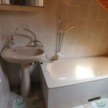 Cserje Apartman 度假居 韦伦采