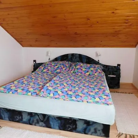 Cserje Apartman 度假居 *